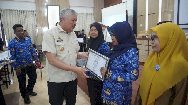 Bupati Pinrang Serahkan Penghargaan untuk Operator Dapodik Terbaik