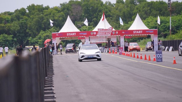 Sirkuit Drag Race Lanud Sultan Hasanuddin, Kabupaten Maros, Sulawesi Selatan.
