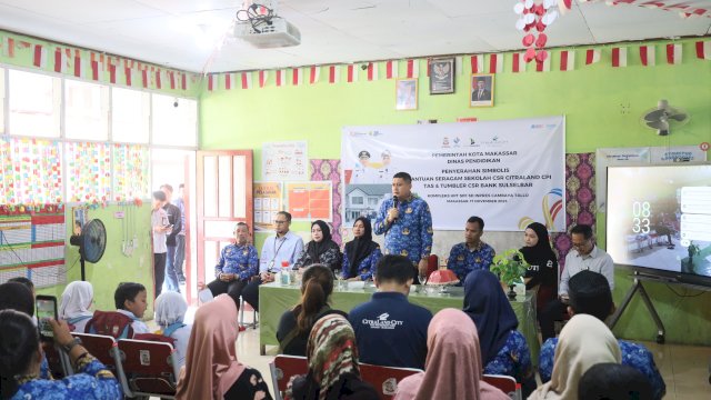 Program Seragam Graris Terus Berjalan, Munafri Salurkan Seragam, Tumbler, Tas ke Siswa SD