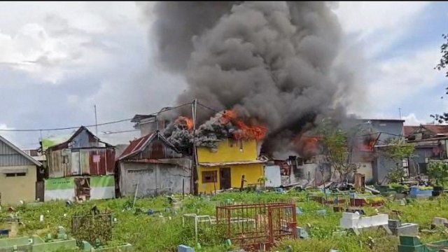Tawuran di Beroanging Memanas, Tiga Rumah Dibakar Usai Satu Warga Tewas