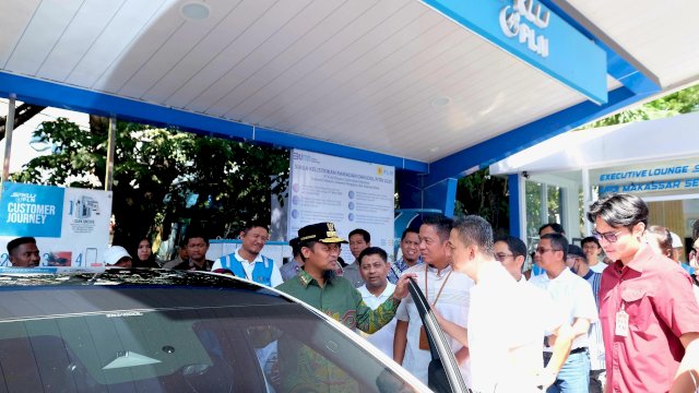 Gubernur Sulawesi Selatan, Andi Sudirman Sulaiman dan General Manager PLN UID Sulselrabar, Edyansyah saat memastikan kesiapan SPKLU PLN UP3 Makassar Selatan.