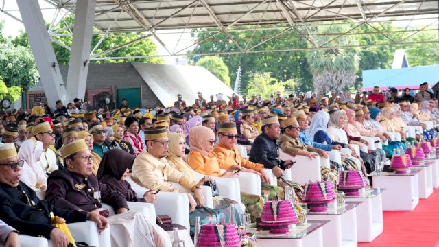 Upacara Perayaan&nbsp;Hari Ulang Tahun (HUT) ke-418 Kota Makassar yang digelar di Lapangan Karebosi, Minggu (9/11).