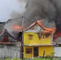 Tujuh Rumah Ludes Terbakar Akibat Tawuran di Beroanging, Damkar Terhalang Massa Saling Serang