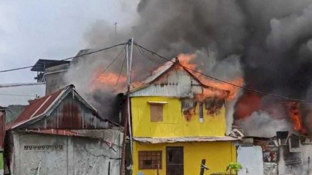 Tujuh rumah terbakar akibat taurwan antarwarga di kawasan pekuburan Beroanging, Kecamatan Tallo, Kota Makassar, Selasa (18/11/2025) siang.