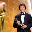 40 Tahun Menunggu, Tom Cruise Akhirnya Bawa Pulang Piala Oscar Kehormatan