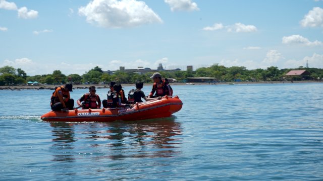 Personel Kalla Rescue saat menggelar pelatihan water rescue di kawasan Pantai Bosowa beberapa waktu lalu.