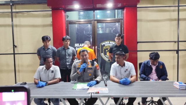Kapolres Gowa AKBP Muhammad Aldy Sulaiman saat konferensi pers di Mapolres Gowa, Rabu (19/11/2025). 
