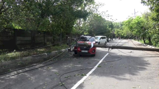 Tiang Listrik Roboh di Metro Tanjung Bunga, Timpa 4 Kendaraan