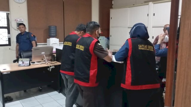Kejaksaan Tinggi (Kejati) Sulawesi Selatan saat melakukan rangkaian penggeledahan di sejumlah lokasi.

