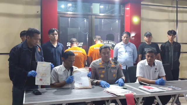 Kapolres Gowa, AKBP Muhammad Aldy Sulaiman merilis hasil penangkapan terhadap dua pelaku pembuat SKCK palsu.