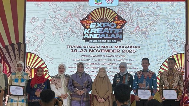 Kadiskop UKM Raih Penghargaan dari Ketua Dekranasda Sulsel