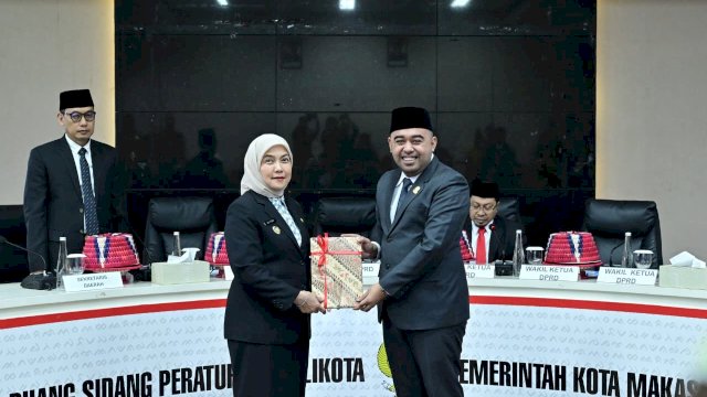 Wakil Wali Kota Makassar, Aliyah Mustika Ilham, hadir sekaligus membacakan amanah dan arahan resmi Wali Kota dalam Rapat Paripurna, Pengumuman Masa Persidangan Pertama Tahun Sidang 2025/2026, di Kantor Balai Kota Makassar, Senin (24/11/2025).
