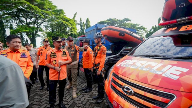 Gubernur Sulawesi Selatan, Andi Sudirman Sulaiman saat pemeriksaan peralatan SAR di Halaman Kantor Gubernur Sulsel, Senin (24/11/2025).