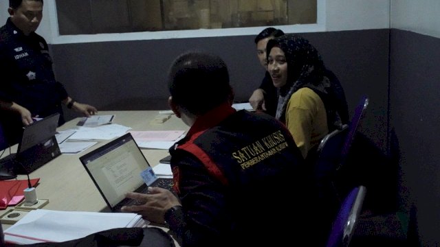 Kejaksaan Tinggi (Kejati) Sulawesi Selatan melakukan penggeledahan di sebuah perusahaan swasta di Kabupaten Bogor, Jawa Barat, pada Selasa (25/11/2025).