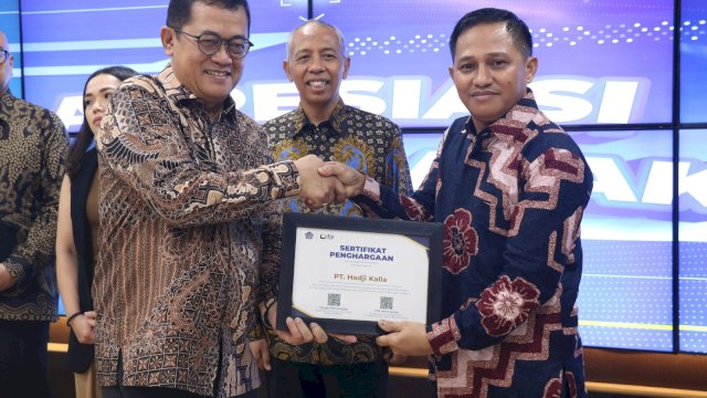 Tax External Relation Specialist KALLA, Jamsir Djafar, mewakili menajemen KALLA menerima penghargaan pajak di Kanwil Direktorat Jenderal Pajak Sulawesi Selatan, Barat & Tenggara, pekan lalu.