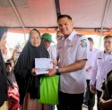 Bupati Bantaeng Uji Nurdin Salurkan Bantuan BLTS Kesra ke Warga Eremerasa