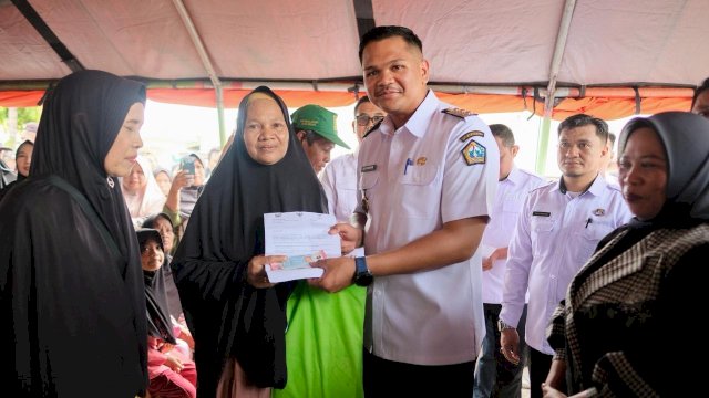 Bupati Bantaeng Uji Nurdin Salurkan Bantuan BLTS Kesra ke Warga Eremerasa