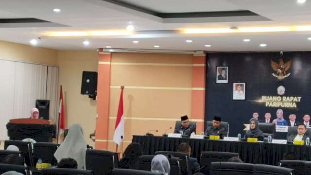 Rapat paripurna DPRD Provinsi Sulawesi Selatan dengan agenda persetujuan bersama terhadap rancangan peraturan daerah tentang Anggaran Pendapatan dan Belanja Daerah (APBD) Tahun Anggaran 2026 di Ruang Paripurna Kantor Bina Marga dan Cipta Karya, Makassar, Jumat (28/11/2025) malam. 