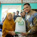 Bupati Bantaeng Uji Nurdin Salurkan Bantuan Pangan Untuk Warga Desa Pattaneteang dan Lobbo