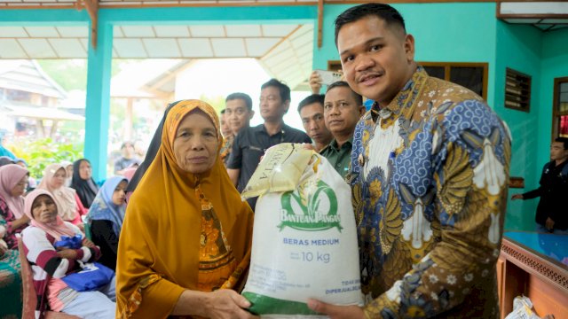 Bupati Bantaeng Uji Nurdin Salurkan Bantuan Pangan Untuk Warga Desa Pattaneteang dan Lobbo