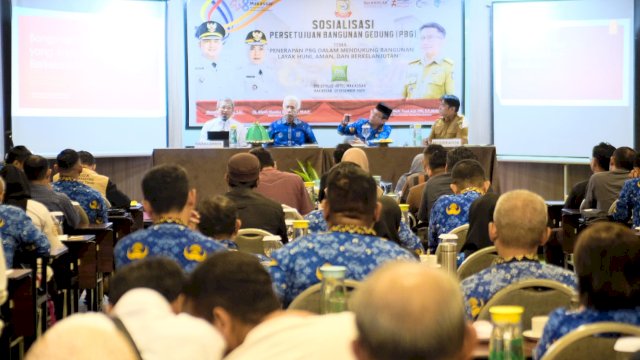 Sosialisasi "Penerapan PBG Dalam Mendukung Bangunan Layak Huni, Aman, dan Berkelanjutan", di Ibis Hotel Makassar, Senin (1/12).