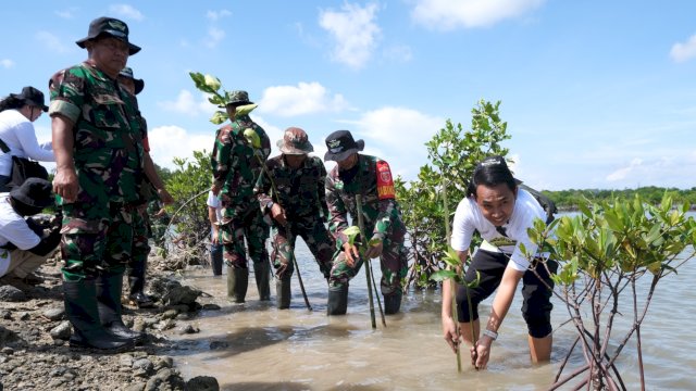 Pegawai PLN bersinergi dengan TNI menanam pohon mangrove di pesisir Kecamatan Bangkala, Kabupaten Jeneponto pada selasa (02/12) dalam tajuk kegiatan Roots of Energy, memperingati Hari Menanam Pohon Indonesia 2025.