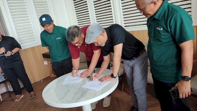 Penandatangan MoU PSM Makassar dan Cahaya Bone, di Seroeni Sunset Quay, Selasa (2/12).