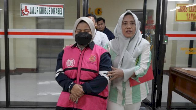 Tersangka baru berinisial SL (40), seorang Aparatur Sipil Negara Pemerintah Kabupaten Enrekang yang diperbantukan sebagai arsiparis di Kejaksaan Negeri Enrekang.