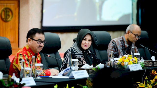 Wakil Gubernur Sulawesi Selatan, Fatmawati Rusdi, menghadiri sekaligus memberikan arahan kunci dalam High Level Meeting (HLM) Tim Pengendalian Inflasi Daerah (TPID) dan Tim Percepatan dan Perluasan Digitalisasi Daerah (TP2DD) Provinsi Sulawesi Selatan. 