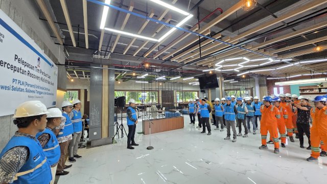 GM PLN UID Sulselrabar, Edyansyah saat memberikan arahan kepada Tim Percepatan Recovery Kelistrikan Aceh yang akan diterjunkan guna membantu pemulihan listrik.