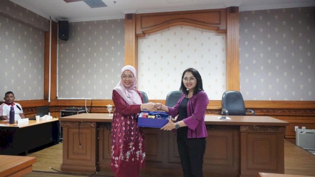 Ketua Dewan Kerajinan Nasional Daerah (Dekranasda) Kota Makassar, Melinda Aksa Munafri dalam kunjungan kerja ke Dekranasda Kabupaten Badung, Bali, Jumat (05/12/2025).