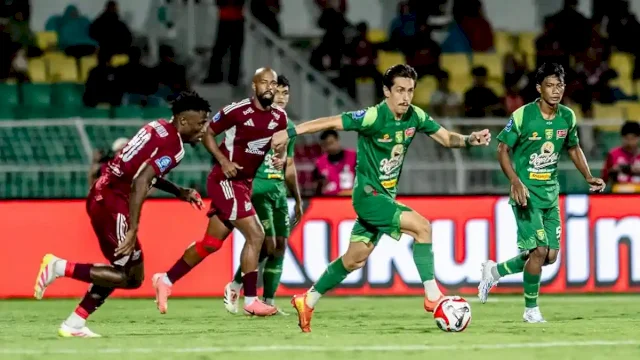 
DIKEPUNG - Gelandang asing Persebaya, Francisco Rivera menguasai bola, dihadang pemain PSM Makassar di Stadion Gelora BJ Habibie, Sabtu (6/12/2025) malam ini. Babak pertama berakhir imbang 1-1. 

