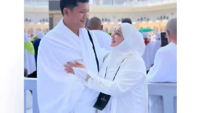 Bupati Aceh Selatan Mirwan MS saat menunaikan ibadah umroh ditengah bencana yang melanda Aceh. (Istimewa)
