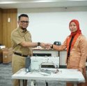 Kadiskop UKM Makassar Beri Bantuan Mesin Jahit, Dorong UMKM Naik Kelas
