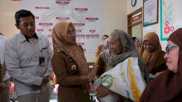 Bupati Gowa, Sitti Husniah Talenrang turun langsung menyerahkan bantua