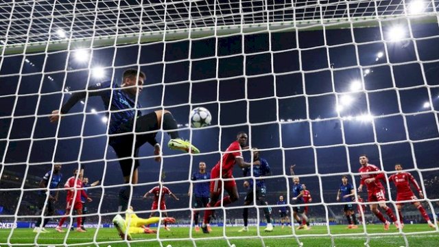 
Ibrahima Konate menyarangkan bola ke gawang Inter Milan, namun gol kemudian dianulir wasit. (REUTERS/Guglielmo Mangiapane)
