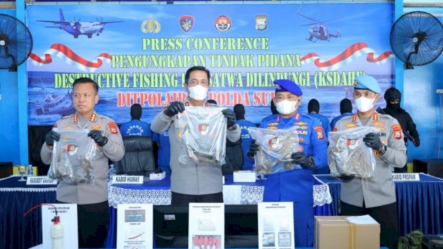 Kapolda Sulsel Irjen Pol Djuhandhani Rahardjo Puro saat konferensi pers di kantor Ditpolairud Polda Sulsel, Rabu (10/12/2025).