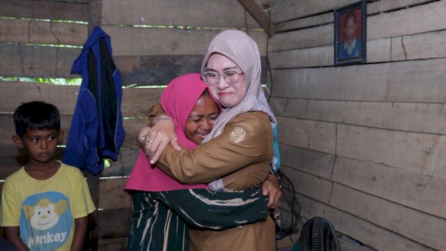 Bupati Gowa, Sitti Husniah Talenrang mengunjungi Keluarga Miskin Eksrem (KME) pada beberapa titik di Kecamatan Pattallassang, Selasa (9/12/2025). 