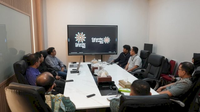  Wali Kota Munafri Arifuddin dan Wakil Wali Kota Aliyah Mustika Ilham, Dinas Pariwisata bersama jajaran pemerintah kota mematangkan konsep CoE 2026 dalam rapat khusus di Balai Kota Makassar, Kamis (11/12/2025).