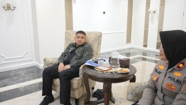  Wali Kota Makassar, Munafri Arifuddin saat menerima audiensi jajaran Polsek Kecamatan Panakkukang yang di pimpin oleh Kapolsek Panakkung Kompol Ema Ratna, di Balaikota, Kamis (11/12/2025).
