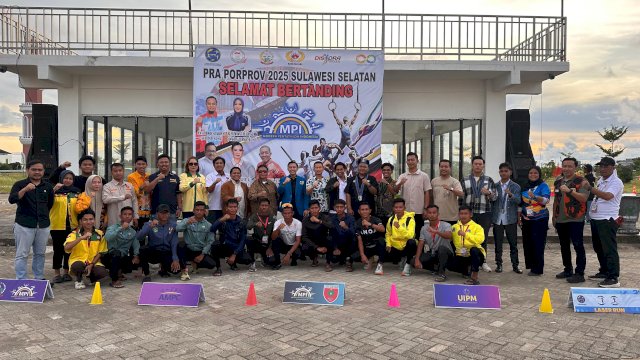 Ketua Komite Nasional Pemuda Indonesia (KNPI) Provinsi Sulawesi Selatan, Fadel Taufan Ansar menyerahkan medali kepada para atlet yang berprestasi dalam ajang Pra Pekan Olahraga Provinsi (Pra Porprov) Sulsel untuk Cabang Olahraga (Cabor) Modern Pentathlon. 
