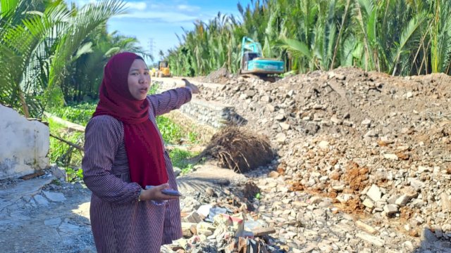 Perempuan Histeris Hadang Alat Berat di Makassar, Klaim Lahan Keluarganya Diserobot Proyek Jalan Pemerintah