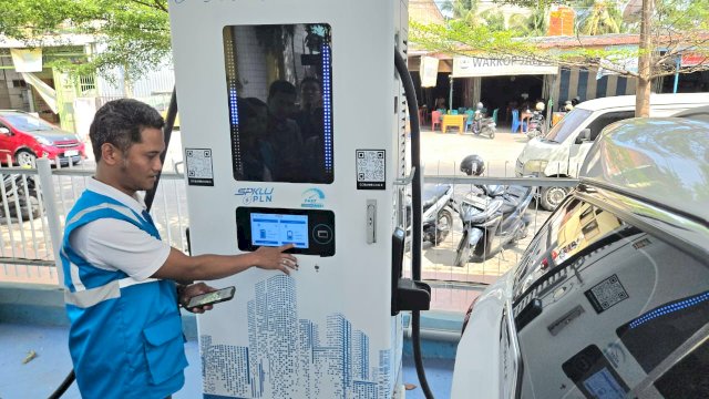 Petugas PLN tengah melakukan isi daya mobil listrik di SPKLU PLN UP3 Bulukumba.
