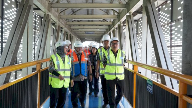 Direktur Operasi Pelindo, Putut Sri Muljanto, bersama&nbsp;Senior Vice President (SVP) Business 3 PT Danantara Asset Management (DAM), Desty Arlaini, saat melakukan peninjauan langsung di lokasi, Jumat (12/12).