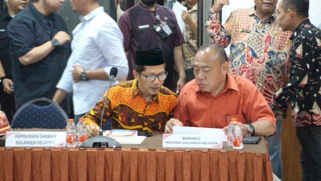 Koordinator Pencegahan Bawaslu Sulsel, Saiful Jihad dan Anggota Bawaslu Sulsel, Andarias Duma