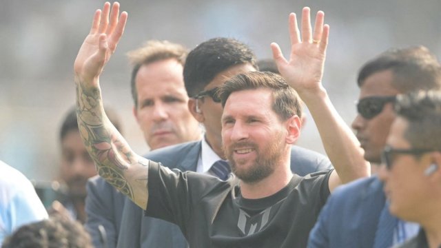 Lionel Messi tiba di Stadion Salt Lake di Kolkata pada 13 Desember 2025. Ribuan penggemar berkerumun di Stadion Salt Lake India timur pada 13 Desember untuk melihat Lionel Messi, yang hadir di India untuk meluncurkan patung dirinya setinggi 21 meter (70 kaki). (Foto oleh Dibyangshu SARKAR / AFP)(AFP/DIBYANGSHU SARKAR)
