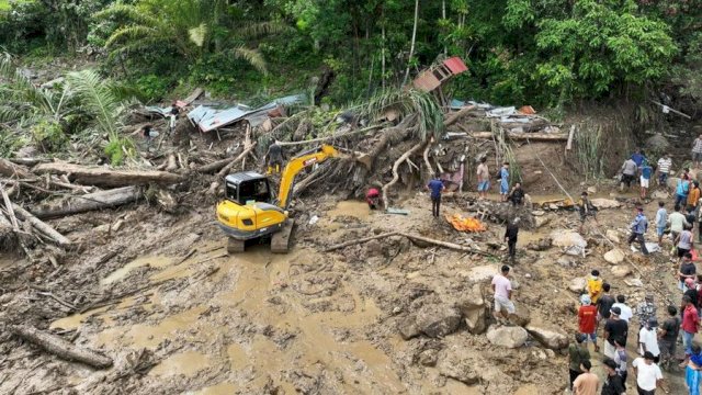 Upaya pencarian korban hilang dan pembukaan akses jalan menggunakan alat berat di Kecamatan Palembayan, Kabupaten Agam, Sumatera Barat, Minggu (30/11). (Dok. BNPB)
