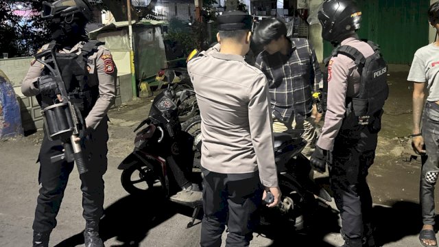 Kepolisian Resor (Polres) Pelabuhan Makassar terus memaksimalkan patroli malam di wilayah hukumnya. 