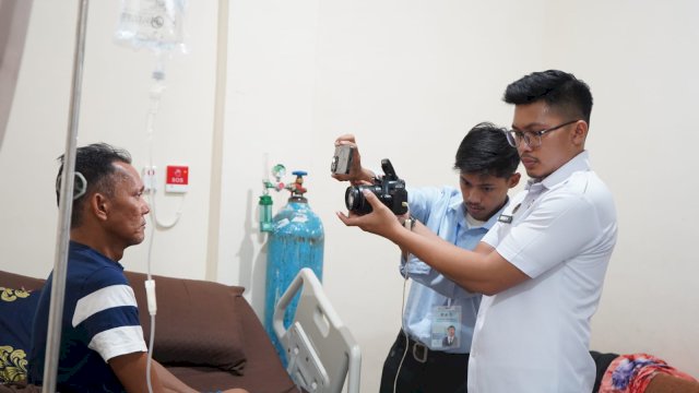 Petugas Imigrasi Parepare melakukan pengambilan biometrik di Rumah Sakit Andi Makkasau Parepare. 