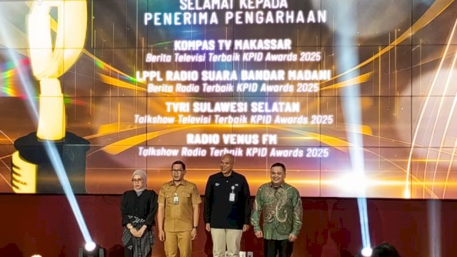 Penghargaan diserahkan dalam acara yang digelar di Auditorium Menara Phinisi.